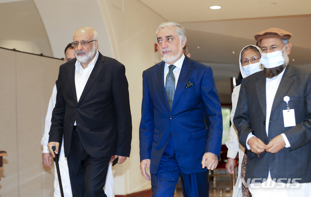 [도하(카타르)=AP/뉴시스]압둘라 압둘라 아프가니스탄화해협의회 의장 등 아프간 정부 측 대표단이 12일(현지시간) 카타르 도하에서 열린 평화회담 장소에 입장하고 있다. 2021.08.13. photo@newsis.com 