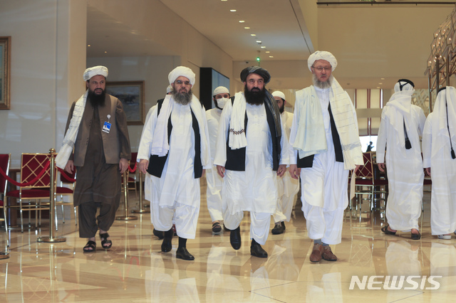 [도하(카타르)=AP/뉴시스]탈레반 대표단이 12일(현지시간) 카타르 도하에서 열린 평화회담 장소에 들어서고 있다. 2021.08.13. photo@newsis.com