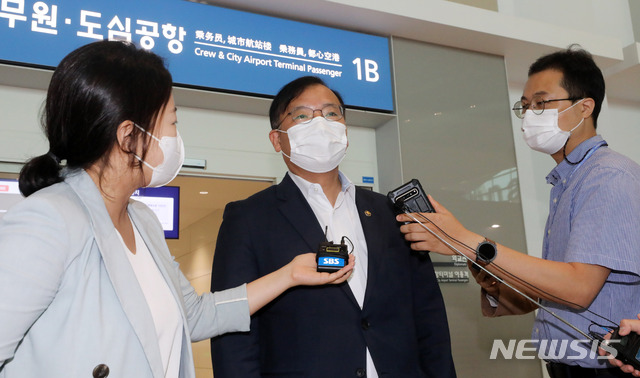 [인천공항=뉴시스] 고범준 기자 = 강도태 보건복지부 2차관이 13일 오전 인천국제공항 2터미널에서 미국 바이오 기업 모더나사(社)에 조속한 코로나19 백신 공급을 촉구하기 위해 미국으로 출국하기 전 취재진과 인터뷰 하고 있다. 2021.08.13. bjko@newsis.com