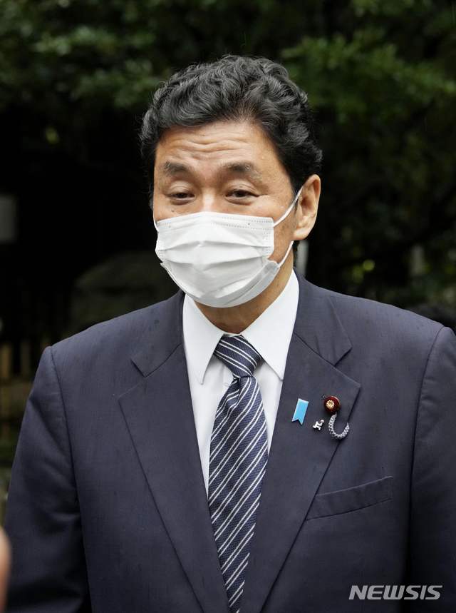 [도쿄(일본)=AP/뉴시스]지난 8월 13일 일본 도쿄에 있는 야스쿠니 신사를 참배한 기시 노부오 방위상이 기자들의 질문을 받고 있다. 2021.10.25.