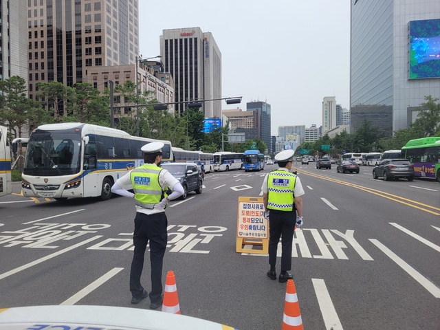 [서울=뉴시스]정유선기자=서울 종로구 세종교차로에서 경찰이 집회시위 차량 검문 작업을 벌이고 있다. 2021. 8. 14 *재판매 및 DB 금지