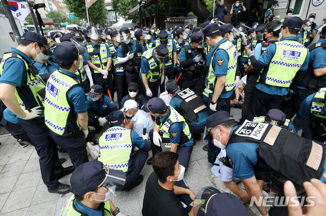 [서울=뉴시스] 조성우 기자 = 전광훈 사랑제일교회 목사가 대표로 있는 국민혁명당의 '1인 걷기 대회' 행사가 열린 지난 14일 오전 서울 종로구 탑골공원 앞에서 행사 참가자들과 경찰이 대치하고 있다. 2021.08.14. xconfind@newsis.com