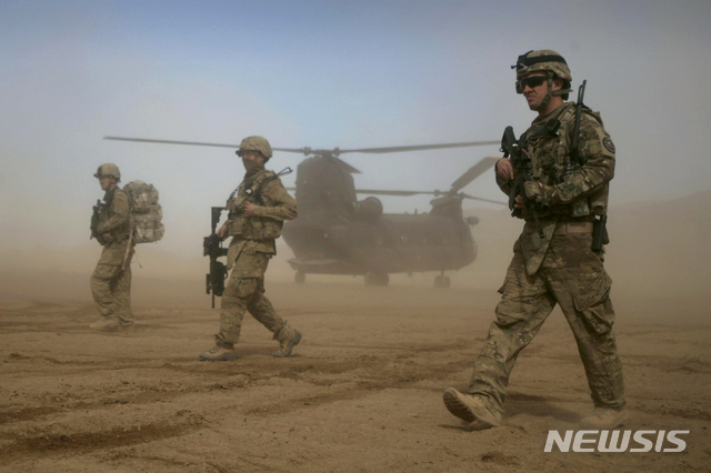 [AP/뉴시스]아프간 전선에서 전투태세로 출동하는 2012년 1월 28일의 나토군과 미군의 모습. 
