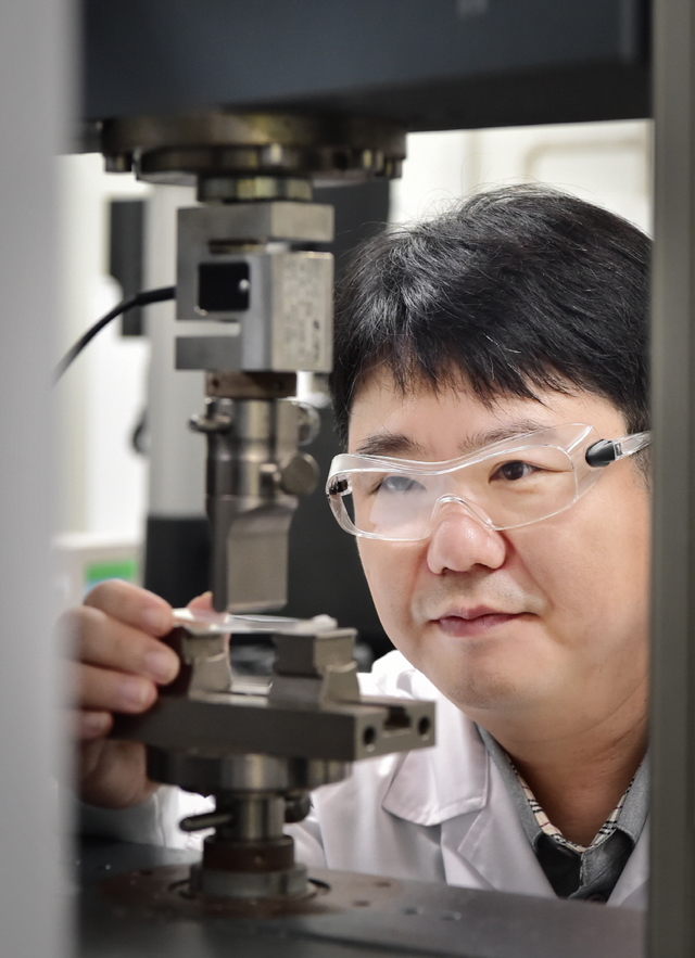 [서울=뉴시스] LG화학 연구원이 업계 최초로 개발한 하얀색 재활용 ABS의 물성을 분석하고 있다. (사진=LG화학 제공) *재판매 및 DB 금지