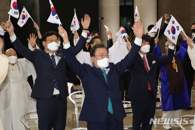 [서울=뉴시스] 김진아 기자 = 문재인 대통령과 송영길 더불어민주당 대표, 이준석 국민의힘 대표 등 참석자들이 15일 서울 중구 문화역서울284에서 열린 제76주년 광복절 경축식에서 만세삼창을 하고 있다. 2021.08.15. bluesoda@newsis.com