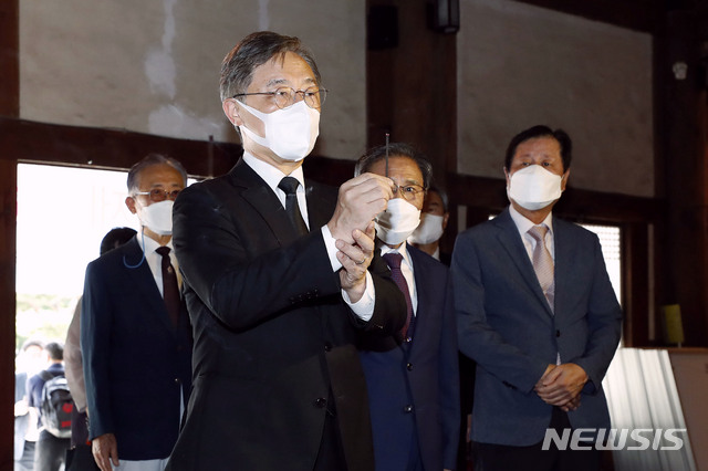 [서울=뉴시스] 최동준 기자 = 국민의힘 대권주자인 최재형 전 감사원장이 15일 서울 서대문 독립공원 내 독립관을 방문해 참배하고 있다. 2021.08.15. photocdj@newsis.com