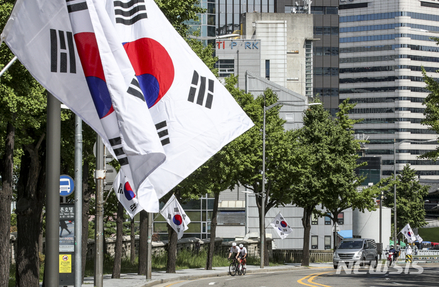 [서울=뉴시스] 정병혁 기자 = 광복절인 15일 서울 중구 소월길에 태극기가 게양되어 있다. 2021.08.15. jhope@newsis.com