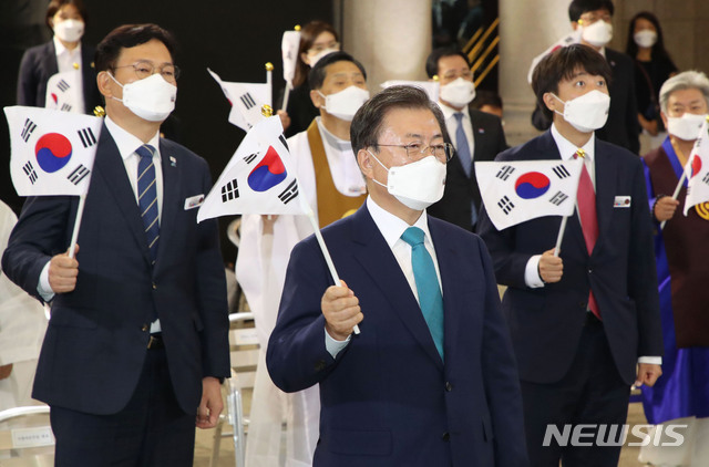 [서울=뉴시스] 김진아 기자 = 문재인 대통령이 15일 서울 중구 문화역서울284에서 열린 제76주년 광복절 경축식에서 송영길 더불어민주당 대표, 이준석 국민의힘 대표를 비롯한 참석자들과 광복절 노래를 제창하고 있다. 2021.08.15. bluesoda@newsis.com