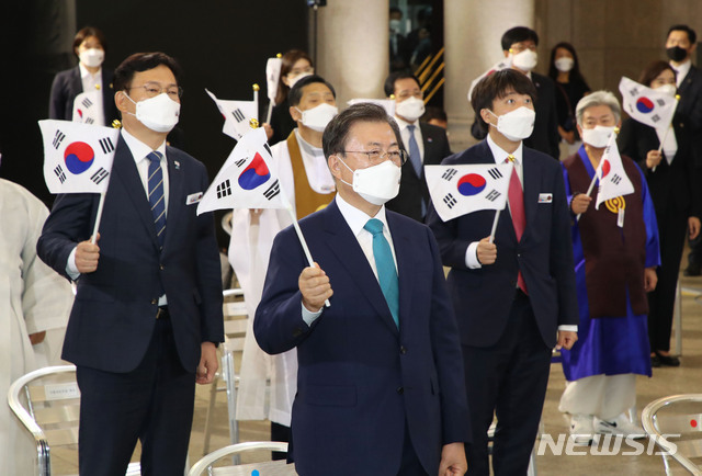 [서울=뉴시스] 김진아 기자 = 문재인 대통령이 15일 서울 중구 문화역서울284에서 열린 제76주년 광복절 경축식에서 송영길 더불어민주당 대표, 이준석 국민의힘 대표를 비롯한 참석자들과 광복절 노래를 제창하고 있다. 2021.08.15. bluesoda@newsis.com