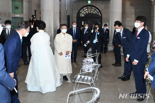 [서울=뉴시스] 김진아 기자 = 문재인 대통령이 15일 서울 중구 문화역서울284에서 열린 제76주년 광복절 경축식행사를 마친후 송영길 더불어민주당 대표와 이준석 국민의힘 대표와 인사를 하고 있다. 2021.08.15. bluesoda@newsis.com