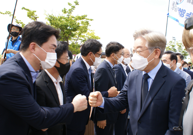 [여수=뉴시스] 김석훈 기자 = 더불어민주당 대권 주자인 이재명 경기지사가 15일 전남 여수시 이순신공원 내 항일독립운동기념탑에서 환영하는 지지자들과 인사하고 있다. 2021.08.15. kim@newsis.com