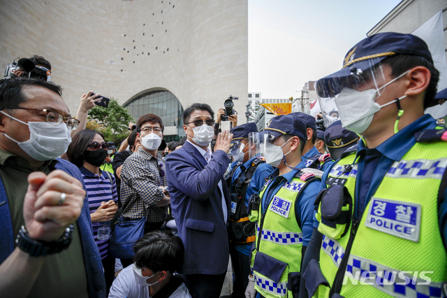 [서울=뉴시스] 정병혁 기자 = 국민혁명당 관계자들이 15일 오후 서울 종로구 새문안교회 앞에서 문재인 탄핵 8.15 1천만 1인시위 대회를 열기 위해 동화면세점 앞으로 진입을 시도하다 경찰에 가로막혀 있다. 2021.08.15. jhope@newsis.com