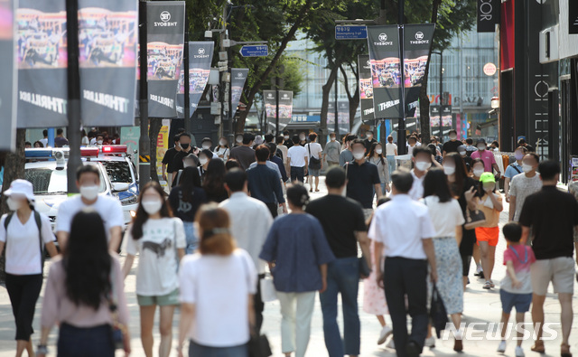 [서울=뉴시스] 조수정 기자 = 광복절 연휴인 지난 15일 서울 중구 명동 거리가 나들이 인파로 북적이고 있다. 2021.08.15. chocrystal@newsis.com