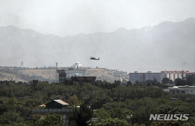 [카불=AP/뉴시스]지난 15일(현지 시간) 아프가니스탄 수도 카불 상공에 미군의 블랙호크 헬기가 낮게 날고 있다.
