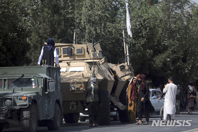 [카불=AP/뉴시스] 지난 16일(현지시간) 탈레반 전사들이 아프가니스탄 카불에서 하미드 카르자이 국제공항으로 향하는 도로에서 경비를 서고 있다. 2021.08.17.
