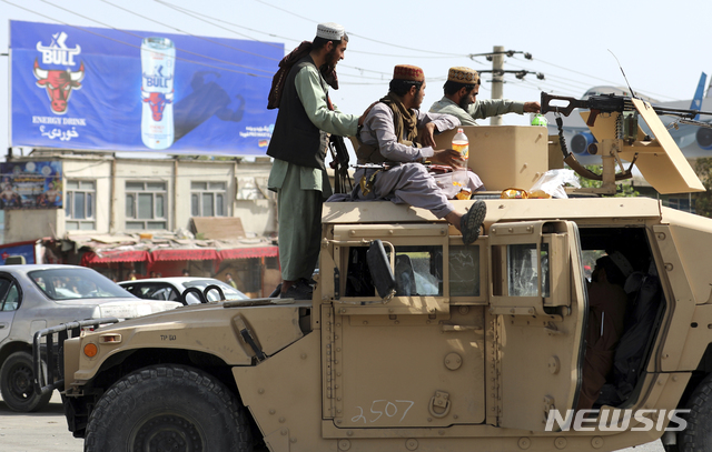 [카불=AP/뉴시스] 탈레반이 지난 8월16일(현지시간) 아프가니스탄 카불 하미드 카르자이 국제공항 앞을 지키고 있는 모습. 2021.11.17.