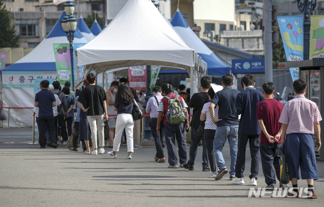 [서울=뉴시스] 정병혁 기자 = 0시 기준 국내 코로나19 확진자 수가 1373명으로 집계된 17일 오전 서울 중구 서울역광장에 설치된 임시선별검사소를 찾은 시민들이 검사를 받기 위해 줄 서 있다. 2021.08.17. jhope@newsis.com