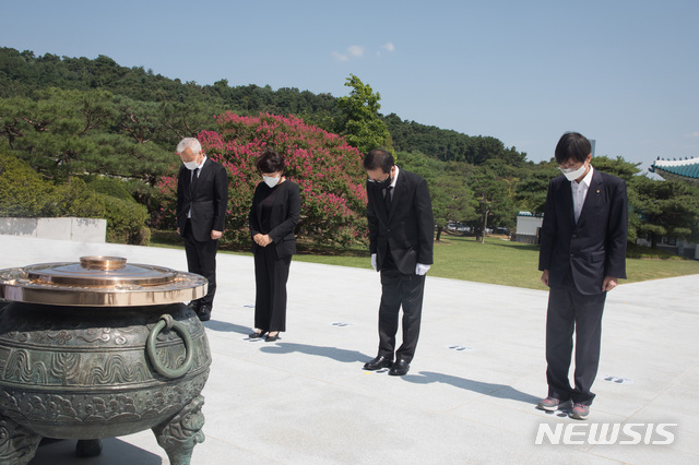 [서울=뉴시스] 국회사진기자단 = 20대 대통령 출마선언을 한 국민의힘 홍준표 의원이 17일 오전 동작구 국립서울현충원 현충탑을 참배하고 있다. 2021.08.17. photo@newsis.com