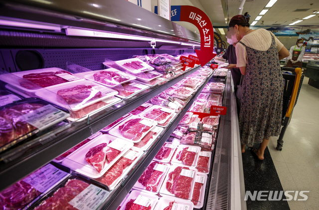 [서울=뉴시스] 정병혁 기자 = 서울시내 한 대형마트를 찾은 시민들이 소, 돼지고기를 살펴보고 있는 모습. 2021.08.17. jhope@newsis.com