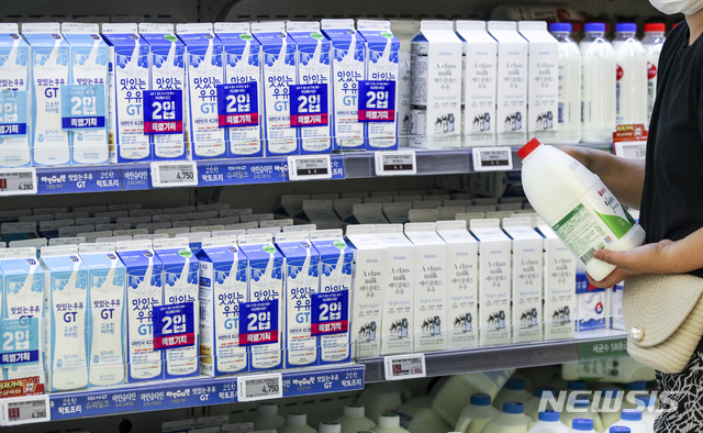 [서울=뉴시스] 정병혁 기자 = 서울시내 한 대형마트를 찾은 시민들이 우유 제품을 살펴보고 있다. 2021.08.17. jhope@newsis.com
