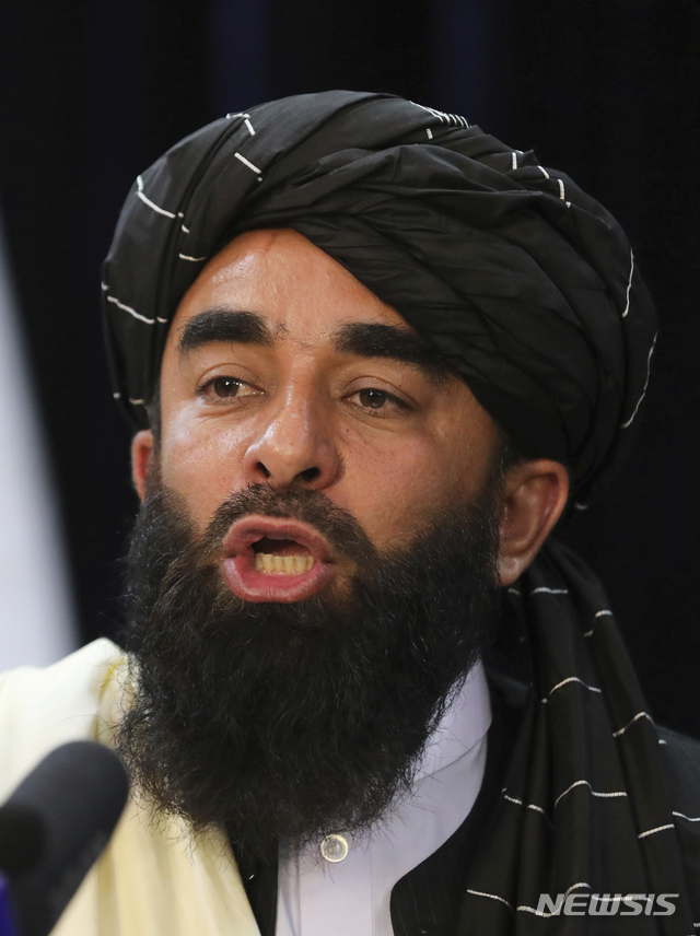 [카불=AP/뉴시스] 자비훌라 무자히드 탈레반 대변인이 17일(현지시간) 아프가니스탄 수도 카불에서 기자회견을 하고 있다. 무자히드 대변인은 탈레반은 내부나 외부의 적을 원치 않으며 아프간에 포괄적 정부를 구성해 안전 보장을 약속한다고 밝혔다. 2021.08.18.