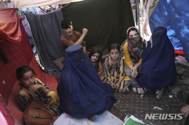 [카불/AP=뉴시스] 지난 13일 아프가니스탄 수도 카불의 항 공원에 있는 텐트 안에서 부르카를 입은 한 여성이 AP통신과 인터뷰를 하고 있다. 2021.08.18.