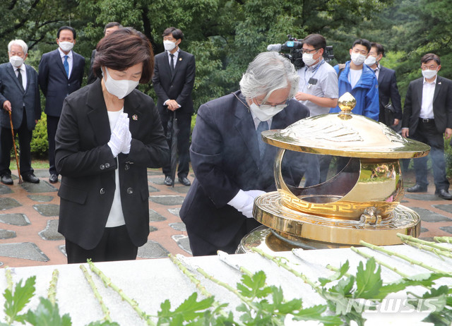 [서울=뉴시스] 국회사진기자단 =더불어민주당 대권주자인 추미애 전 법무부장관이 18일 오전 서울 동작구 국립서울현충원 고 김대중 전 대통령 묘역에서 참배하고 있다. 2021.08.18. photo@newsis.com