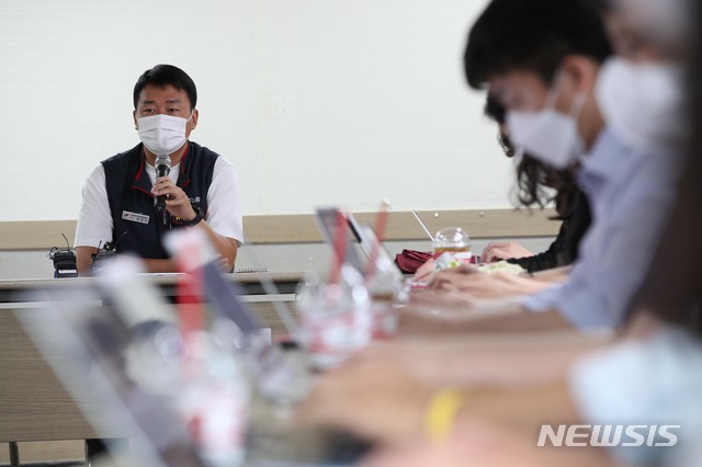 [서울=뉴시스] 권창회 기자 = 양경수 전국민주노동조합총연맹 위원장이 18일 오전 서울 중구 민주노총 사무실에서 열린 출입기자 간담회에서 발언하고 있다. 법원이 양 위원장의 구속영장 발부 결정 이후 공개석상에 서는 것은 이번이 처음이다.(공동취재사진) 2021.08.18. photo@newsis.com