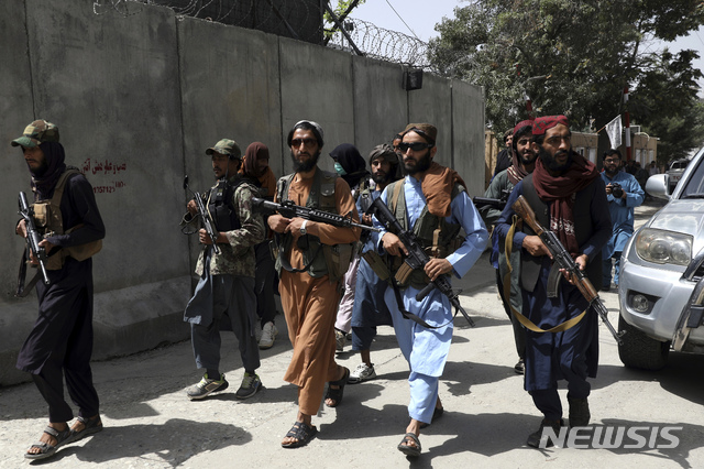 [카불=AP/뉴시스] 18일 아프간 수도 카불의 도심요새 지역인 와지르 악바르 칸 구역을 탈레반 전사들이 순찰하고 있다. 이 구역은 미국 등 외국 공관들이 있는 곳이다