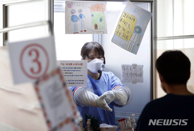 [광주=뉴시스] 신대희 기자 = 18일 광주 북구 코로나19 선별진료소에서 의료진이 검체 채취를 하고 있다. (사진 = 광주 북구 제공) 2021.08.18. photo@newsis.com *재판매 및 DB 금지