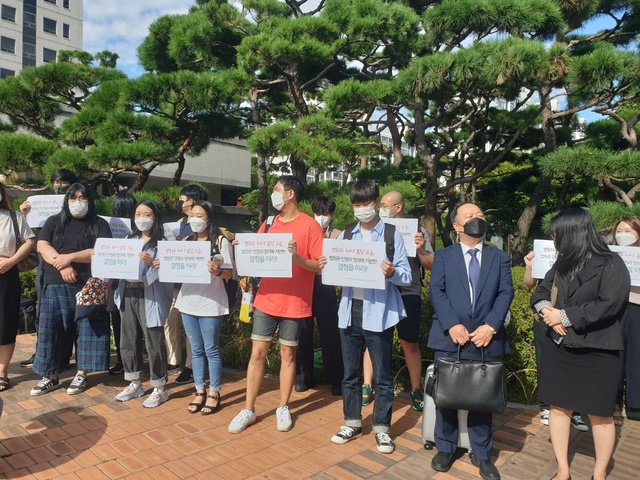 ‘변희수 하사의 복직과 명예회복을 위한 공동대책위원회’가 19일 마지막 변론 기일을 마친 뒤 대전지법 정문 앞에서 기자회견을 하고 있다. *재판매 및 DB 금지