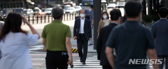 [서울=뉴시스] 김선웅 기자 = 서울 세종로사거리에서 직장인들이 출근길 발걸음을 옮기고 있다. 2021.08.19. mangusta@newsis.com