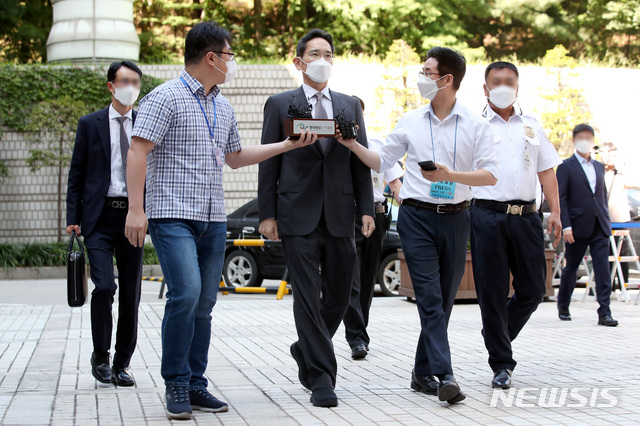 [서울=뉴시스] 김병문 기자 = 광복절 가석방으로 풀려난 이재용 삼성전자 부회장이 19일 오전 서울 서초구 서울중앙지방법원에서 열린 경영권 불법 승계 의혹 재판에 출석하고 있다. 2021.08.19. dadazon@newsis.com