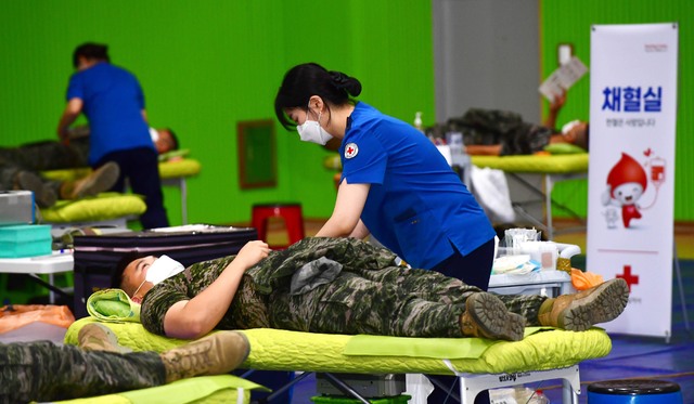 반복되는 헌혈 수급 위기…"군장병 등 참여 요인 확대해야"
