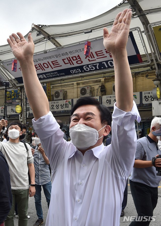 [대구=뉴시스] 이무열 기자 = 국민의 힘 대권주자인 원희룡 전 제주지사가 19일 오후 대구 중구 서문시장을 찾아 시민들에게 손을 들어 인사하고 있다. 2021.08.19. lmy@newsis.com