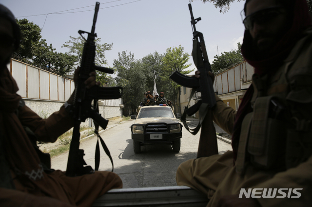 [카불(아프가니스탄)=AP/뉴시스]지난 19일(현지시간) 탈레반 조직원들이 아프가니스탄 수도 카불에서 경계를 서고 있다. 2021.08.20.