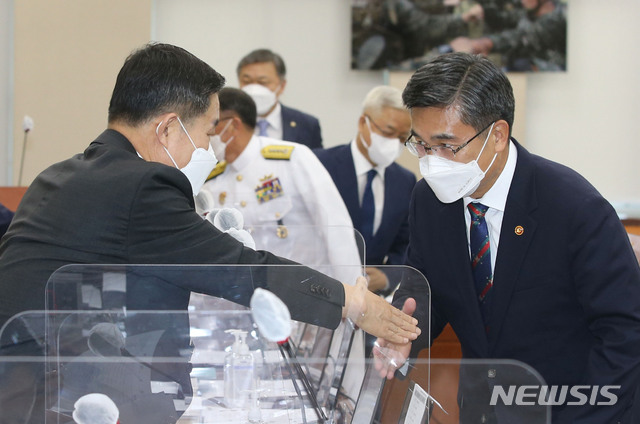 [서울=뉴시스] 전신 기자 = 서욱 국방부 장관이 20일 오전 서울 여의도 국회에서 열린 국방위원회 전체회의에서 국민의힘 신원식 의원과 인사하고 있다. (공동취재사진) 2021.08.20. photo@newsis.com