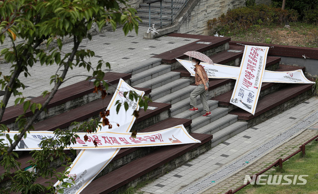 [서울=뉴시스] 백동현 기자 = 정부가 수도권 4단계, 비수도권 3단계인 지금의 거리두기를 2주 더 연장한다고 발표한 20일 오전 서울 마포구 경의선숲길 공원에 시설 이용 자제 현수막이 설치되어 있다. 이날 일부 조정된 사항으로 4단계 지역의 식당과 카페는 영업시간을 밤 10시에서 9시까지 단축하고, 저녁 6시 이후에 백신 접종 완료자 2명을 포함해 총 4인까지 식당과 카페를 이용할 수 있게 되었다. 2021.08.20. livertrent@newsis.com