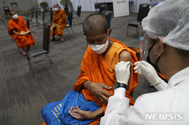[방콕=AP/뉴시스] 20일 태국 방콕에서 한 승려가 아스트라제네카(AZ) 백신을 접종하고 있다. 태국 당국은 2020년 코로나19 대유행이 시작된 이후 이날 누적 확진자 수가 100만 명을 넘어섰다고 발표했다. 2021.08.20.