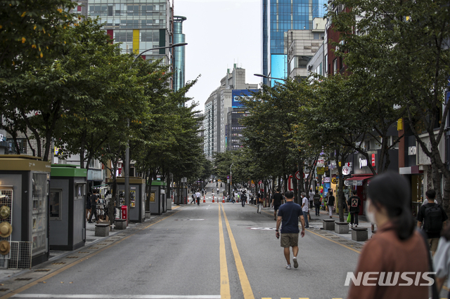 [서울=뉴시스] 정병혁 기자 = 코로나19 확산세가 계속됨에 따라 정부가 수도권 4단계, 비수도권 3단계 거리두기를 2주 연장한다고 발표한 20일 오후 서울 서대문구 신촌거리가 한산한 모습을 보이고 있다. 정부는 거리두기 연장과 관련해 4단계 지역의 식당과 카페는 영업시간을 밤 10시에서 9시까지 단축하고, 저녁 6시 이후엔 백신 접종 완료자 2명을 포함해 총 4인까지 모일 수 있도록 했다. 2021.08.20. jhope@newsis.com