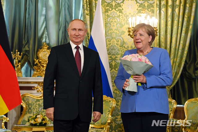[모스크바/스푸트니크·AP=뉴시스] 앙겔라 메르켈 독일 총리(오른쪽)와 블라디미르 푸틴 러시아 대통령이 지난 8월20일(현지시간) 모스크바 크렘린궁에서 회담에 앞서 사진을 찍고 있다. 2021.11.29.