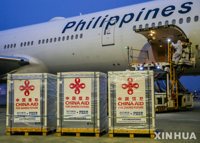 [마닐라=AP/뉴시스]필리핀에 중국산 백신을 실은 화물기가 도착한 모습. 2021.8.20.