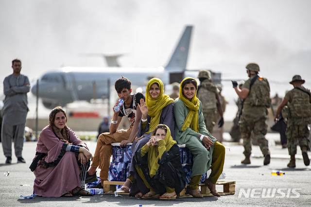 [카불=AP/뉴시스] 20일(현지시간) 아프가니스탄 카불의 하미드 카르자이 국제공항에서 아프간 어린이들이 가족과 함께 탑승할 비행기를 기다리고 있다. 2021.08.21.