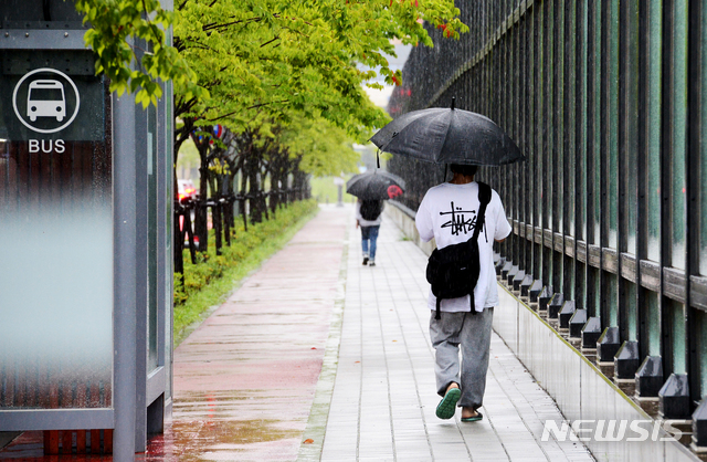 [창원=뉴시스]차용현 기자 = 주말인 21일 오전 가을장마의 영향으로 전국에 많은 비가 내리고 있는 가운데 경남 창원시 중동로에서 우산을 쓴 시민들이 길을 걷고 있다. 2021.08.21. con@newsis.com