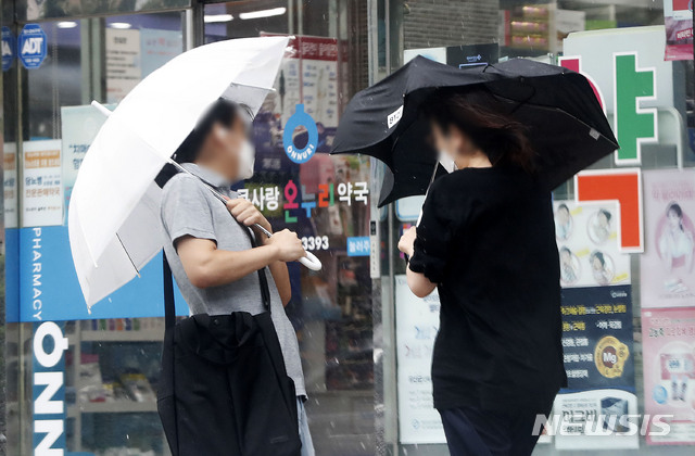 [서울=뉴시스] 홍효식 기자 = 전국적으로 많은 비가 내리는 21일 서울 은평구 한 거리에서 시민들이 우산을 쓴 채 발걸음을 재촉하고 있다. 2021.08.21. yesphoto@newsis.com
