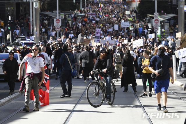 [멜버른(호주)=AP/뉴시스] 21일 호주 멜버른에서 코로나19 봉쇄 조치에 반대하는 대규모 시위가 열리고 있다. 2021.08.21.