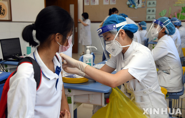 [베이징=신화/뉴시스] 중국 수도 베이징에 있는 위잉 중학교에 설치한 코로나19 접종센터에서 21일 학생들이 백신을 맞고 있다. 2021.08.21