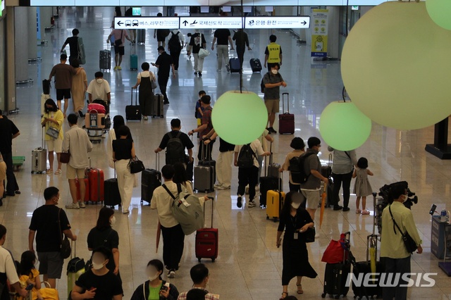  [제주=뉴시스]양영전 기자 = 제주에서 사회적 거리두기가 4단계로 격상된 이후 첫 주말인 22일 제주를 찾은 관광객들이 제주국제공항 1층 도착장에서 이동하고 있다. 제주도관광협회는 이날 입도객이 2만8000명일 것으로 예상했다. 2021.08.22. 0jeoni@newsis.com