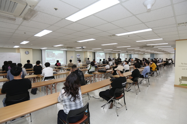 20일 경기 이천시 '치킨대학'에서 거행한 제너시스BBQ '청년 스마일 프로젝트' 합격자 오리엔테이션 *재판매 및 DB 금지