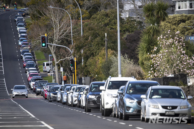 [AP/뉴시스] 19일 뉴질랜드 오클랜드에서 코로나19 진단검사를 받기 위해 차량들이 길게 줄을 서있다